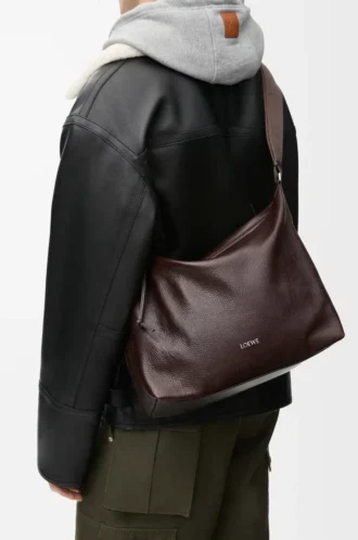 Cubi Crossbody-Tasche aus geschmeidigem genarbtem Kalbsleder in Oxblood Cubi Crossbody-Tasche aus geschmeidigem genarbtem Kalbsleder in Oxblood