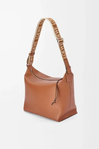 Cubi Crossbody-Tasche aus geschmeidigem, glattem Kalbsleder und Jacquard in Hellbraun Cubi Crossbody-Tasche aus geschmeidigem, glattem Kalbsleder und Jacquard in Hellbraun