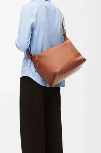 Cubi Crossbody-Tasche aus geschmeidigem, glattem Kalbsleder und Jacquard in Hellbraun Cubi Crossbody-Tasche aus geschmeidigem, glattem Kalbsleder und Jacquard in Hellbraun
