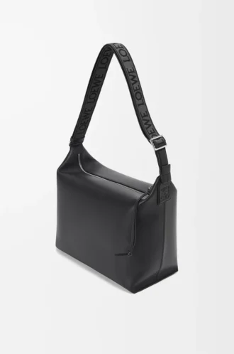 Cubi Crossbody-Tasche aus geschmeidigem, glattem Kalbsleder und Jacquard in Schwarz Cubi Crossbody-Tasche aus geschmeidigem, glattem Kalbsleder und Jacquard in Schwarz