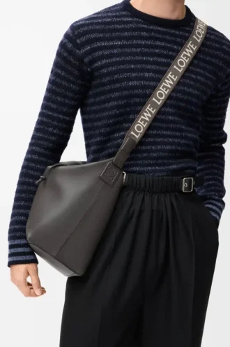 Cubi Umhängetasche aus geschmeidigem, glattem Kalbsleder und Jacquard Dunkelgrau Cubi Umhängetasche aus geschmeidigem, glattem Kalbsleder und Jacquard Dunkelgrau