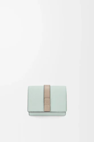 Dreifach gefaltete Brieftasche aus weichem genarbtem Kalbsleder Frozen/Clay Dreifach gefaltete Brieftasche aus weichem genarbtem Kalbsleder Frozen/Clay