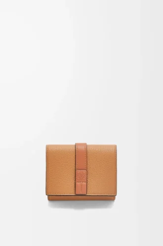 Dreifach gefaltete Brieftasche aus weichem genarbtem Kalbsleder in Toffee/Tan Dreifach gefaltete Brieftasche aus weichem genarbtem Kalbsleder in Toffee/Tan