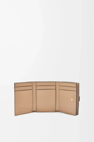 Dreifach gefaltete Brieftasche aus weichem genarbtem Kalbsleder in Toffee/Tan Dreifach gefaltete Brieftasche aus weichem genarbtem Kalbsleder in Toffee/Tan