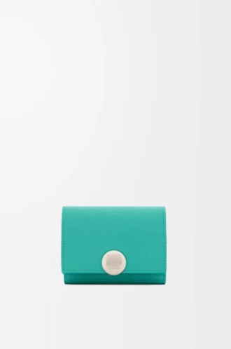 Dreifach gefaltete Geldbörse aus pebble grain Kalbsleder in Aquamarine Dreifach gefaltete Geldbörse aus pebble grain Kalbsleder in Aquamarine