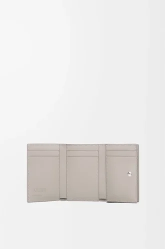 Dreifach gefaltete Geldbörse aus satiniertem Kalbsleder in Shell Grey Dreifach gefaltete Geldbörse aus satiniertem Kalbsleder in Shell Grey