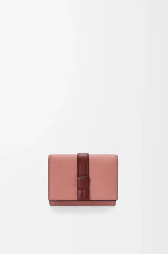 Dreifach gefaltete Geldbörse aus weichem genarbtem Kalbsleder Blush/Mahagoni Dreifach gefaltete Geldbörse aus weichem genarbtem Kalbsleder Blush/Mahagoni