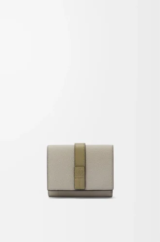 Dreifach gefaltete Geldbörse aus weichem genarbtem Kalbsleder Shell Grey/Eucalyptus