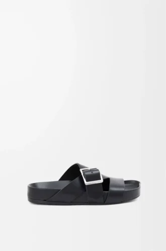 Ease Buckle Pantolette aus pflanzlich gegerbtem Kalbsleder Schwarz