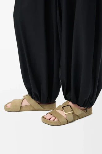 Ease Buckle Slide aus Wildleder Sahara