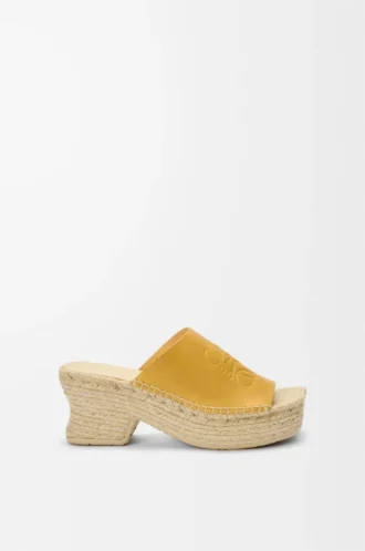 Espadrille-Pantolette mit Plateau aus pflanzlich gegerbtem Kalbsleder in Ocker