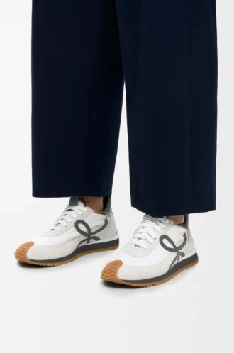 Flow Runner aus Nylon und Wildleder in Anthrazitblau/Weiß