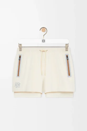 Funktionsshorts aus technischem Shell-Material in Elfenbein Funktionsshorts aus technischem Shell-Material in Elfenbein