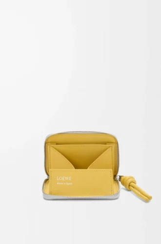 Geldbörse mit Reißverschluss aus glänzendem Nappakalbsleder in Shell Grey/Dandelion Geldbörse mit Reißverschluss aus glänzendem Nappakalbsleder in Shell Grey/Dandelion