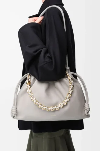 Große Flamenco-Handtasche aus weichem Nappalammleder in Shell Grey