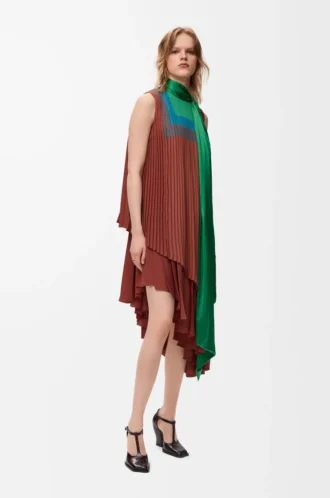 Kleid aus technischem Krepp in Karamell/Hellgrün