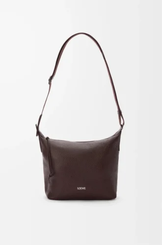 Kleine Cubi Crossbody-Tasche aus geschmeidigem genarbtem Kalbsleder in Oxblood