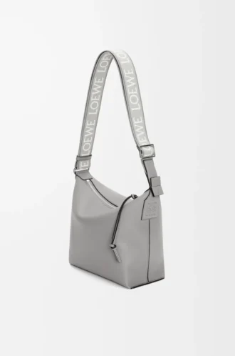 Kleine Cubi-Umhängetasche aus geschmeidigem, glattem Kalbsleder und Jacquard in Asphalt Grey