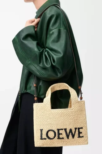 Kleine LOEWE Font-Tasche aus Raffia in Natur