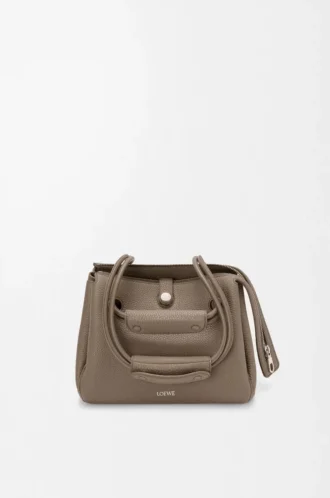 Kleine Madrid-Tasche aus geschmeidigem genarbtem Kalbsleder Taupe