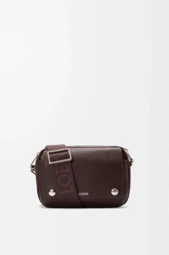 Kleine Pebble Messenger Bag aus geschmeidigem genarbtem Kalbsleder Oxblood Kleine Pebble Messenger Bag aus geschmeidigem genarbtem Kalbsleder Oxblood