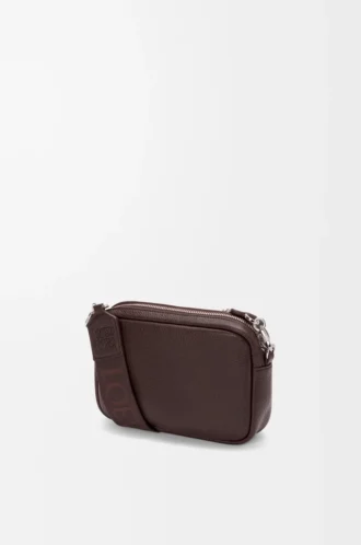 Kleine Pebble Messenger Bag aus geschmeidigem genarbtem Kalbsleder Oxblood Kleine Pebble Messenger Bag aus geschmeidigem genarbtem Kalbsleder Oxblood