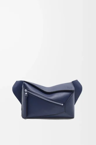 Kleine Puzzle Edge Gürteltasche aus klassischem Kalbsleder in Abyss Blue