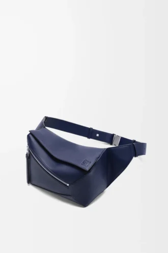 Kleine Puzzle Edge Gürteltasche aus klassischem Kalbsleder in Abyss Blue
