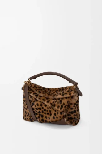 Kleine Puzzle Edge Tasche aus bedrucktem Lammfell in Beige/Braun