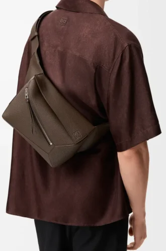 Kleine Puzzle-Gürteltasche aus genarbtem Kalbsleder in Dark Cigar