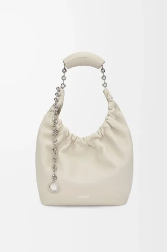 Kleine Squeeze-Tasche aus weichem Nappalammleder in Meersalz