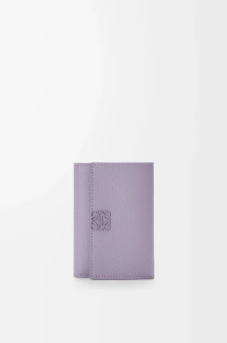 Kleine vertikale Anagram-Geldbörse aus genarbtem Kalbsleder in Dirty Mauve