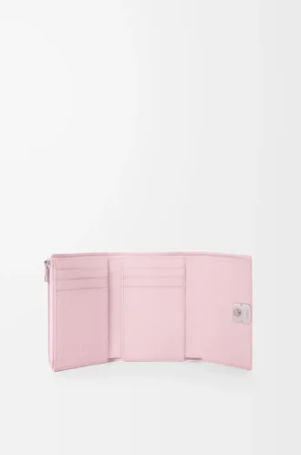 Kleine vertikale Geldbörse Anagram aus genarbtem Kalbsleder in Blossom