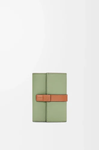 Kleine vertikale Geldbörse aus weichem genarbtem Kalbsleder in Rosemary/Tan