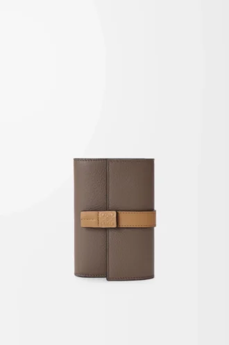 Kleine vertikale Geldbörse aus weichem genarbtem Kalbsleder Taupe/Gold
