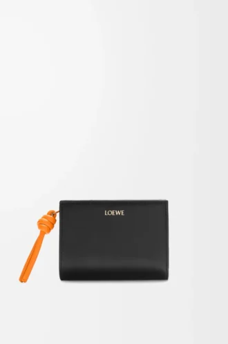 Knot Kompaktbrieftasche aus glänzendem Nappakalbsleder Schwarz/Leuchtendes Orange