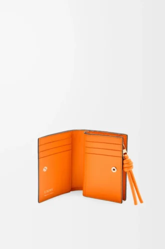 Knot Kompaktbrieftasche aus glänzendem Nappakalbsleder Schwarz/Leuchtendes Orange