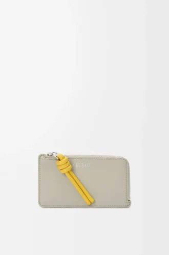 Knoten-Münzkartenetui aus glänzendem Nappakalbsleder Shell Grey/Dandelion