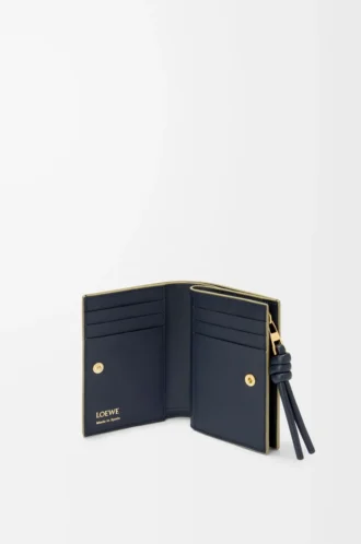Kompakte Geldbörse mit Knoten aus glänzendem Nappakalbsleder Eukalyptus/Deep Navy