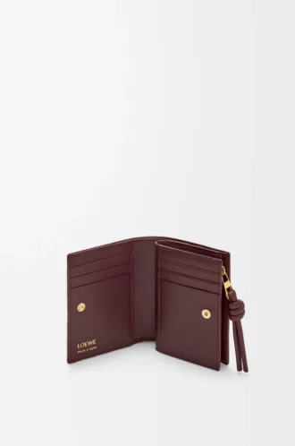 Kompakte Geldbörse mit Knotenverschluss aus Aal Dark Burgundy