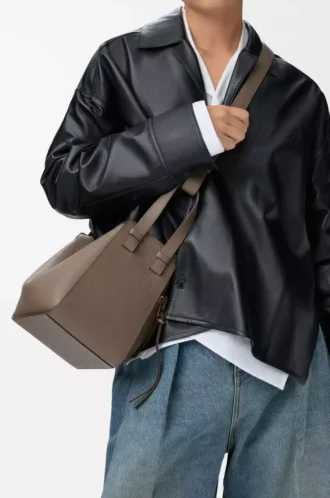 Kompakte Hammock-Tasche aus weichem genarbtem Kalbsleder Taupe