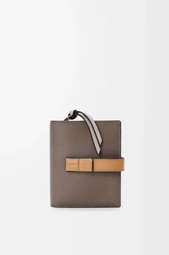 Kompakte Reißverschlussbrieftasche aus weichem genarbtem Kalbsleder Taupe/Gold