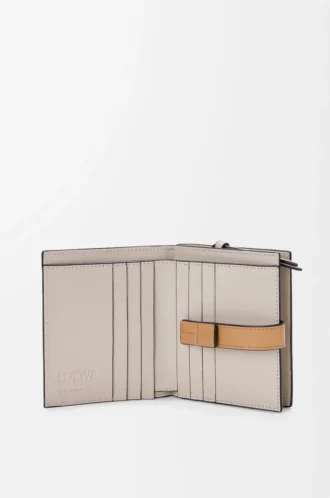 Kompakte Reißverschlussbrieftasche aus weichem genarbtem Kalbsleder Taupe/Gold