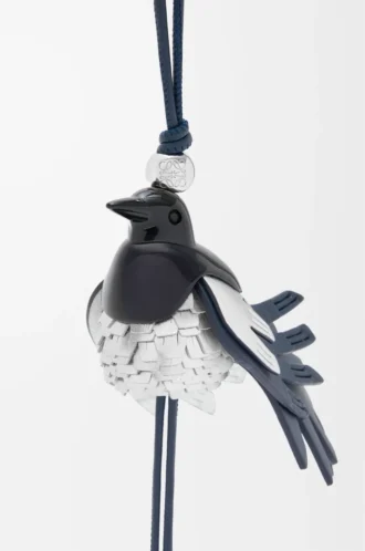 Magpie-Anhänger aus klassischem Kalbsleder Schwarz/Silber