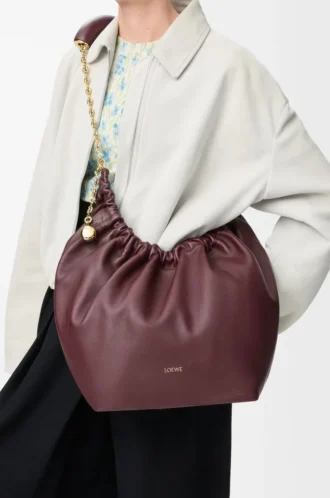 Medium Squeeze Tasche aus weichem Nappalammleder in Dunkelburgunder