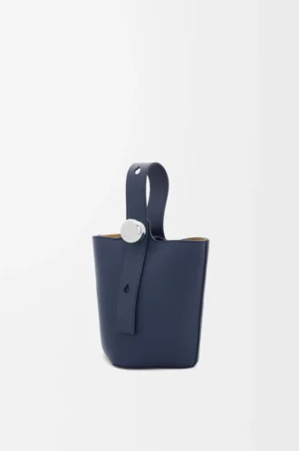 Mini Pebble Beuteltasche aus glattem Kalbsleder in Abyss Blue