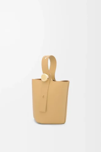 Mini Pebble Beuteltasche aus glattem Kalbsleder in Dark Butter