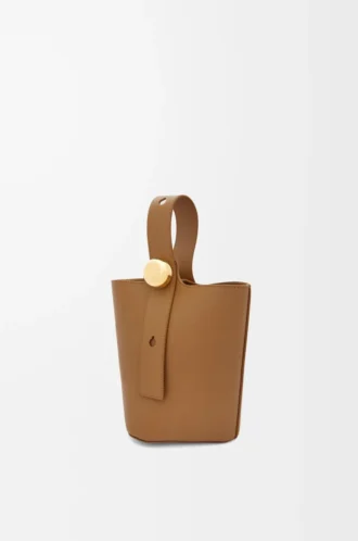 Mini Pebble Beuteltasche aus glattem Kalbsleder in Oak