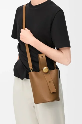 Mini Pebble Beuteltasche aus glattem Kalbsleder in Oak