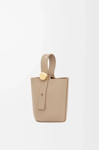 Mini Pebble Beuteltasche aus weichem genarbtem Kalbsleder in Sand